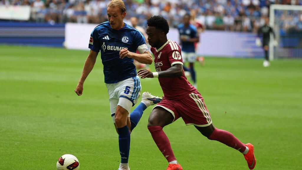 Kylian Mbappé von Real Madrid am Ball im Testspiel gegen Schalke 04 in der Veltins-Arena