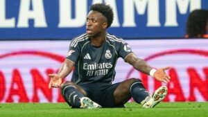 Vinicius Junior im Trikot von Real Madrid blickt konzentriert auf dem Spielfeld