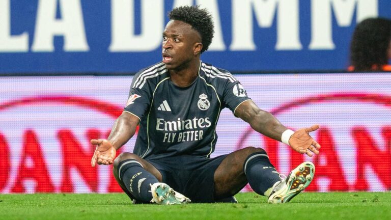 Vinicius Junior im Trikot von Real Madrid blickt konzentriert auf dem Spielfeld