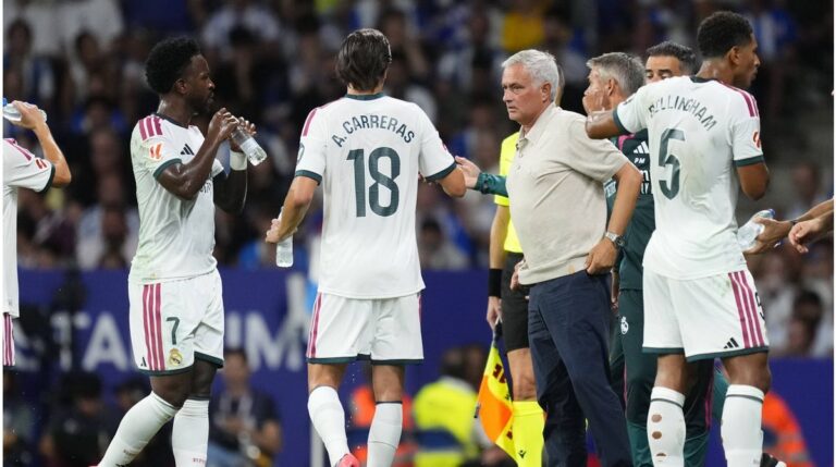 José Mourinho gibt als Trainer von Real Madrid Anweisungen an der Seitenlinie.