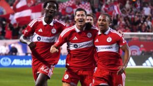 Robert Lewandowski bejubelt im Trikot von Chicago Fire ein Tor in der Major League Soccer.