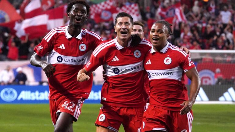 Robert Lewandowski bejubelt im Trikot von Chicago Fire ein Tor in der Major League Soccer.