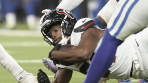 Running Back Nick Chubb im Trikot der Cleveland Browns blickt nachdenklich über das Spielfeld
