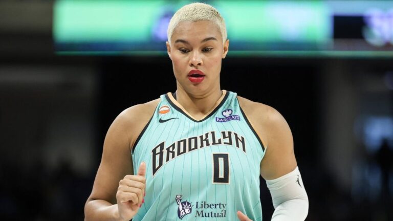 Basketball-Nationalspielerin Satou Sabally im Trikot der New York Liberty auf dem Spielfeld