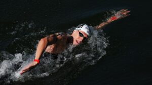 Florian Wellbrock jubelt im Wasser der Seine nach dem Gewinn der Goldmedaille mit der deutschen Mixed-Staffel