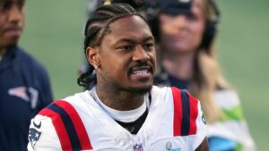 NFL Wide Receiver Stefon Diggs im Trikot auf dem Spielfeld, bereit für seinen neuen Weg in Washington.