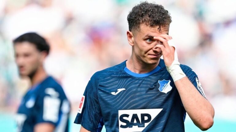 Fisnik Asllani im Trikot der TSG Hoffenheim schaut fokussiert auf dem Spielfeld