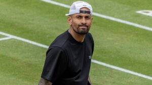 Tennis-Profi Nick Kyrgios blickt enttäuscht und nachdenklich auf dem Platz nach unten