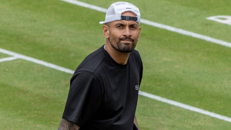 Tennis-Profi Nick Kyrgios blickt enttäuscht und nachdenklich auf dem Platz nach unten