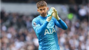 Torhüter Guglielmo Vicario im Trikot von Tottenham Hotspur fokussiert auf dem Spielfeld