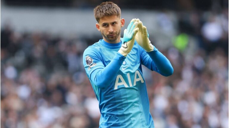 Torhüter Guglielmo Vicario im Trikot von Tottenham Hotspur fokussiert auf dem Spielfeld