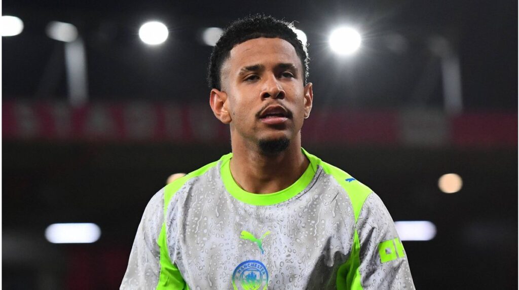 Fußballspieler Savinho im Trikot von Manchester City auf dem Spielfeld