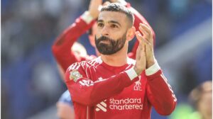 Mohamed Salah bejubelt ein Tor auf dem Spielfeld. Der Ägypter wechselt zu Trabzonspor.