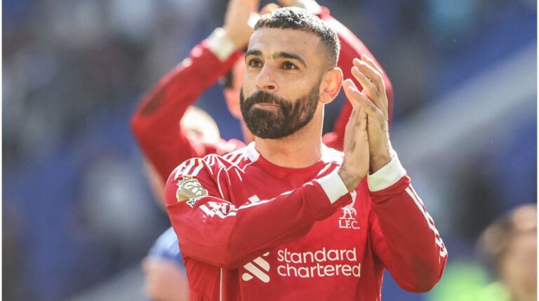 Mohamed Salah bejubelt ein Tor auf dem Spielfeld. Der Ägypter wechselt zu Trabzonspor.