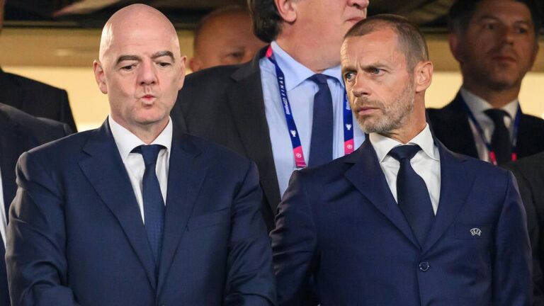 UEFA-Präsident Aleksander Ceferin und FIFA-Boss Gianni Infantino blicken ernst bei einem gemeinsamen Auftritt.