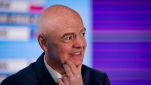 FIFA-Präsident Gianni Infantino blickt ernst während einer Konferenz