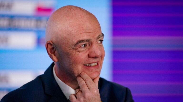 FIFA-Präsident Gianni Infantino blickt ernst während einer Konferenz