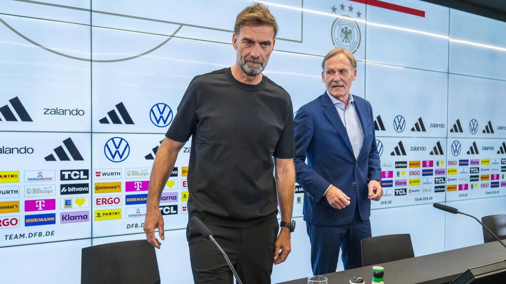 Uli Hoeneß schaut skeptisch auf der Tribüne, während Jürgen Klopp am Spielfeldrand steht.