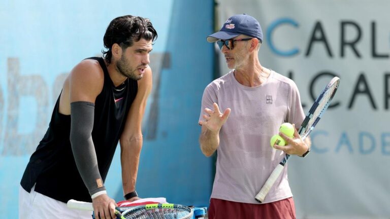 Carlos Alcaraz und Jannik Sinner blicken enttäuscht, Symbolbild für die Verletzungssorgen vor den US Open.