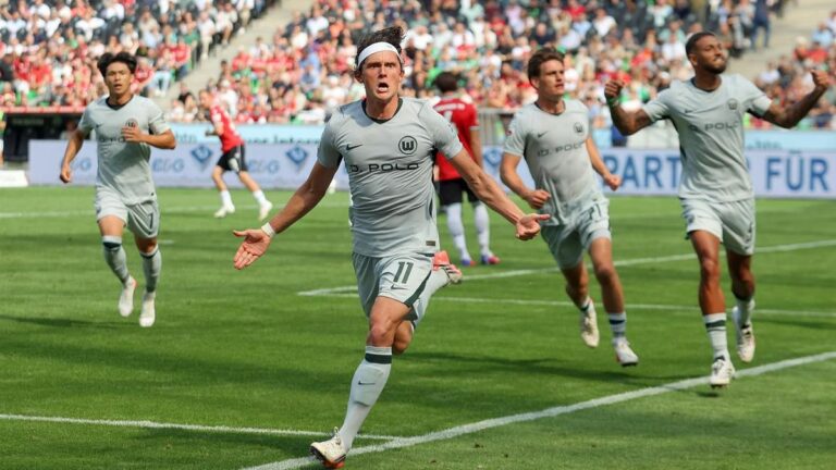 Fabian Reese vom VfL Wolfsburg bejubelt sein Elfmetertor im Zweitliga-Spiel gegen Hannover 96