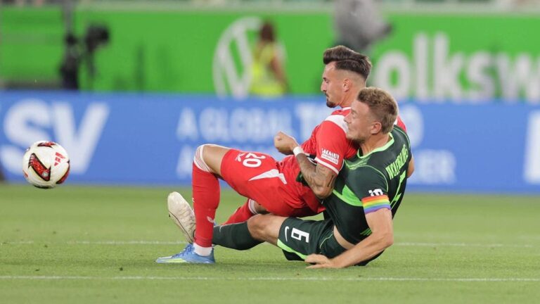 Zweikampf zwischen Spielern des VfL Wolfsburg und 1. FC Kaiserslautern in der 2. Bundesliga