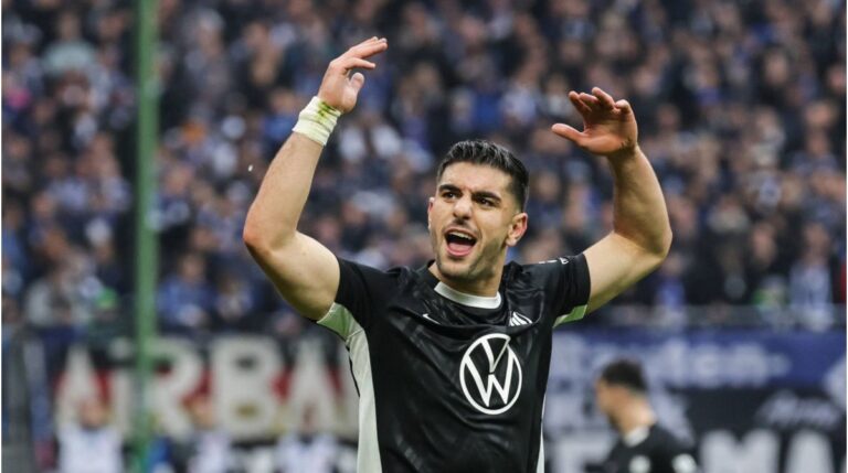 Konstantinos Koulierakis im Trikot des VfL Wolfsburg am Ball auf dem Spielfeld