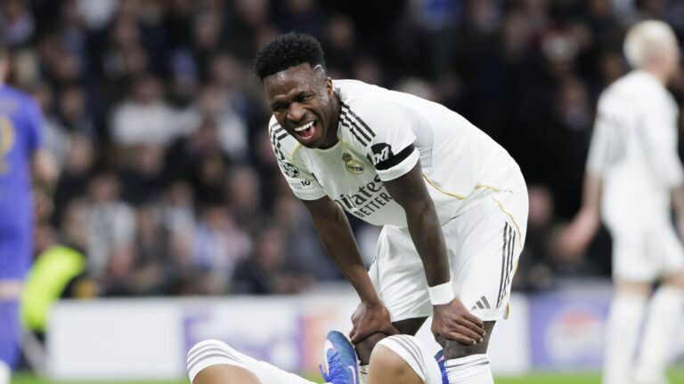 Vinicius Junior küsst das Wappen von Real Madrid auf seinem Trikot