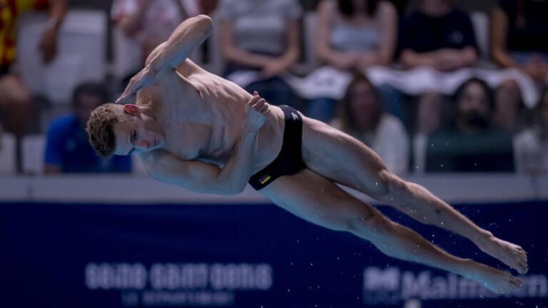 Wasserspringer Moritz Wesemann jubelt stolz mit seiner Goldmedaille im Pariser Centre Aquatique Olympique.