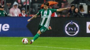 Romano Schmid im Trikot von Werder Bremen applaudiert den Fans im Stadion