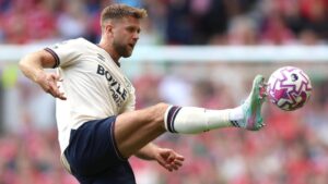 Niclas Füllkrug im Trikot von West Ham United blickt nachdenklich auf das Spielfeld