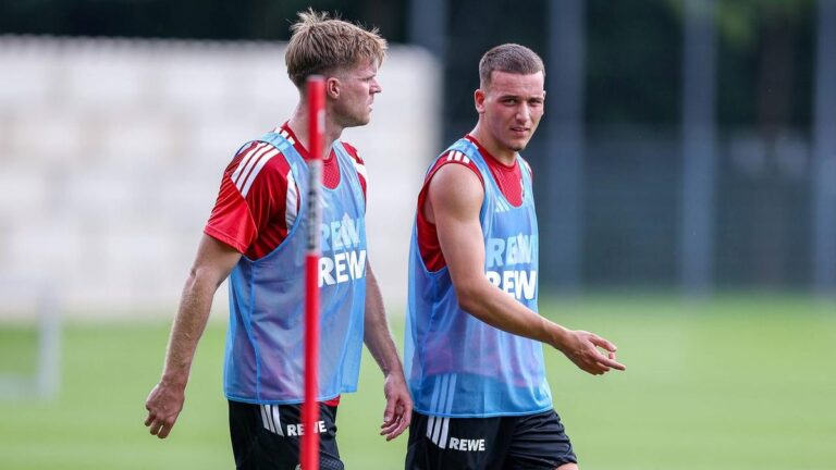Trainer René Wagner vom 1. FC Köln gestikuliert am Spielfeldrand