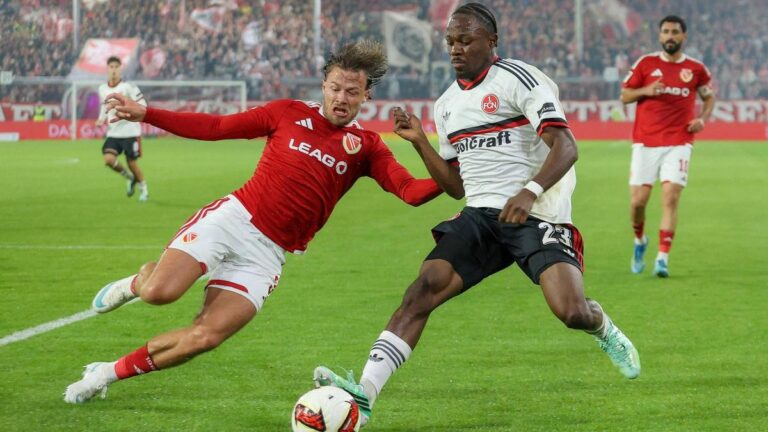 Zweikampf zwischen Spielern von Energie Cottbus und dem 1. FC Nürnberg
