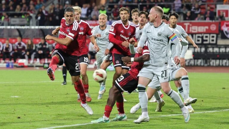 Spieler des 1. FC Nürnberg und VfL Wolfsburg kämpfen im Max-Morlock-Stadion um den Ball