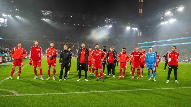 Niedergeschlagene Spieler des 1. FC Union Berlin nach dem 0:5 im DFB-Pokal beim 1. FC Köln