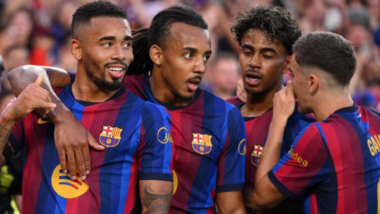 Jubelnde Spieler des FC Barcelona nach einem Torerfolg in der spanischen La Liga
