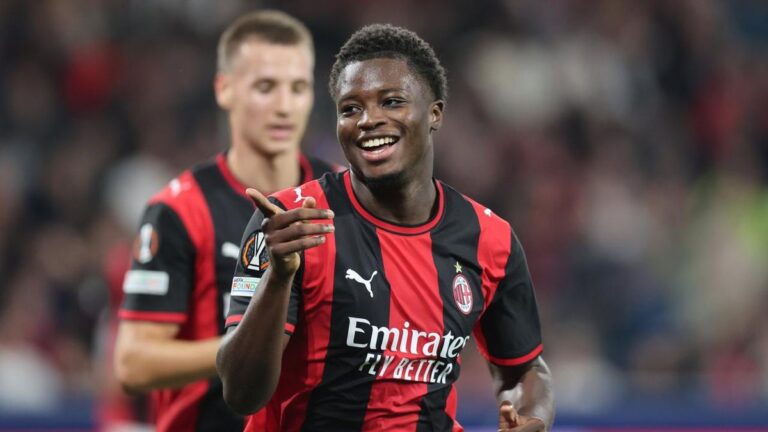 Alphadjo Cissé von der AC Mailand bejubelt eines seiner drei Tore gegen RB Salzburg in der Europa League.