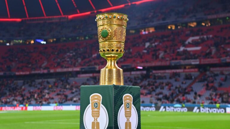 Die goldene Trophäe des DFB-Pokals steht vor der Auslosung bereit