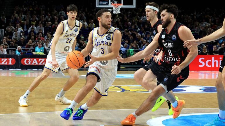 Basketballer von Alba Berlin beim Sprungwurf im Spiel der Champions League gegen Surne Bilbao in der Arena am Ostbahnhof