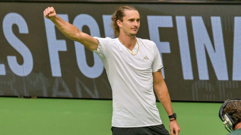 Alexander Zverev ballt auf dem Tennisplatz die Faust zum Jubel