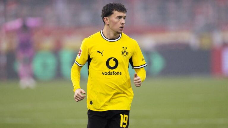 Konstantinos Karetsas im Trikot von Borussia Dortmund am Ball