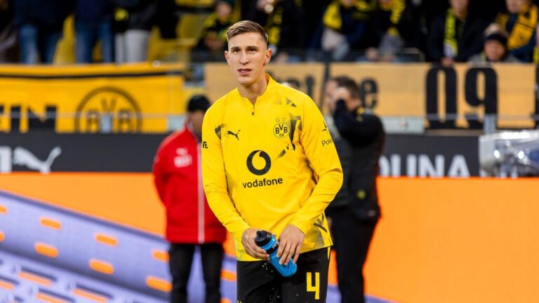 Nico Schlotterbeck im Trikot von Borussia Dortmund gestikuliert auf dem Spielfeld