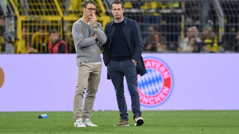 BVB-Trainer Niko Kovac steht fokussiert am Spielfeldrand während eines Bundesligaspiels