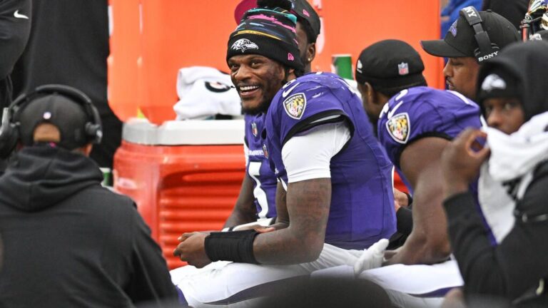 Quarterback Lamar Jackson von den Baltimore Ravens sitzt verletzt auf der Bank