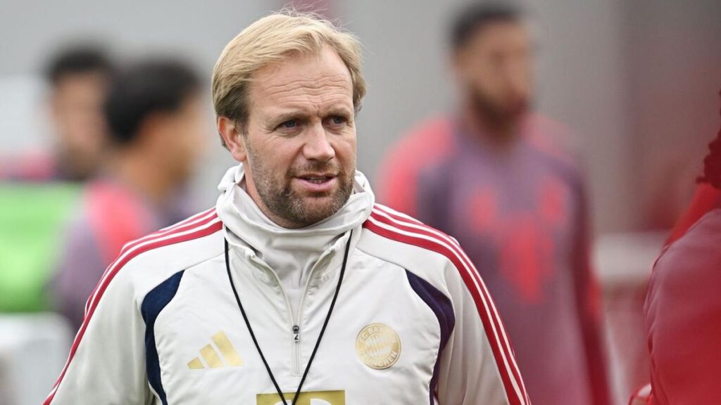 Aaron Danks dirigiert als Co-Trainer an der Seitenlinie des FC Bayern München