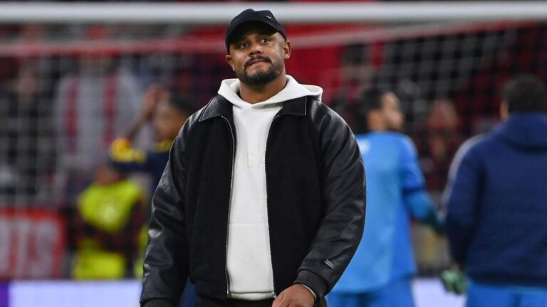 FC-Bayern-Trainer Vincent Kompany steht nachdenklich am Spielfeldrand
