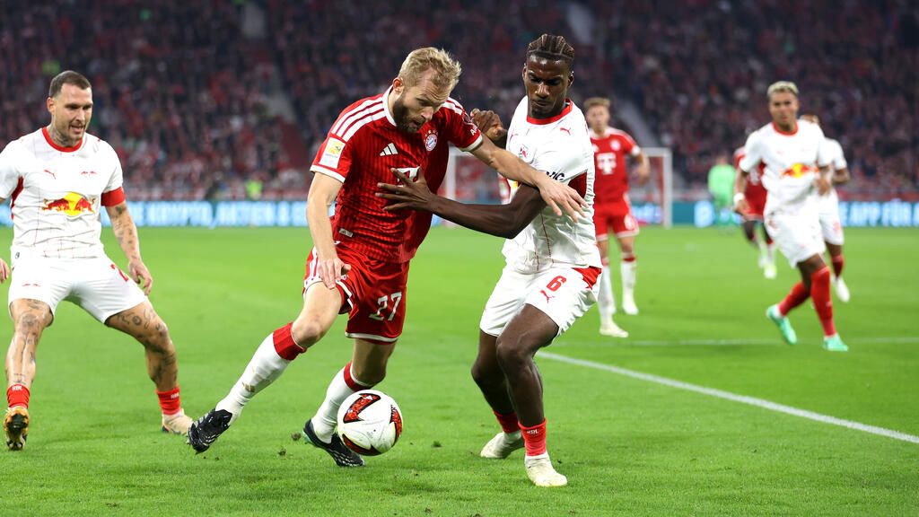 Konrad Laimer im Trikot des FC Bayern München in Aktion auf dem Spielfeld