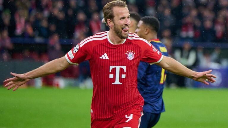 Harry Kane vom FC Bayern München schlägt einen Pass im Champions-League-Spiel gegen den FC Arsenal.