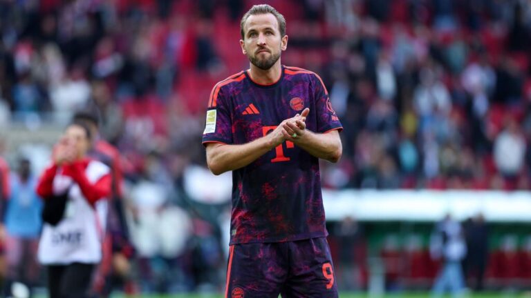 Harry Kane und Max Eberl im Stadion des FC Bayern München
