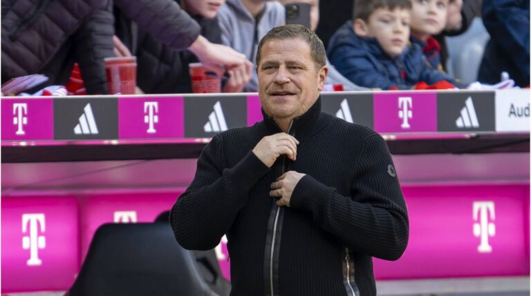 Max Eberl im Anzug am Spielfeldrand bei einem Spiel des FC Bayern München