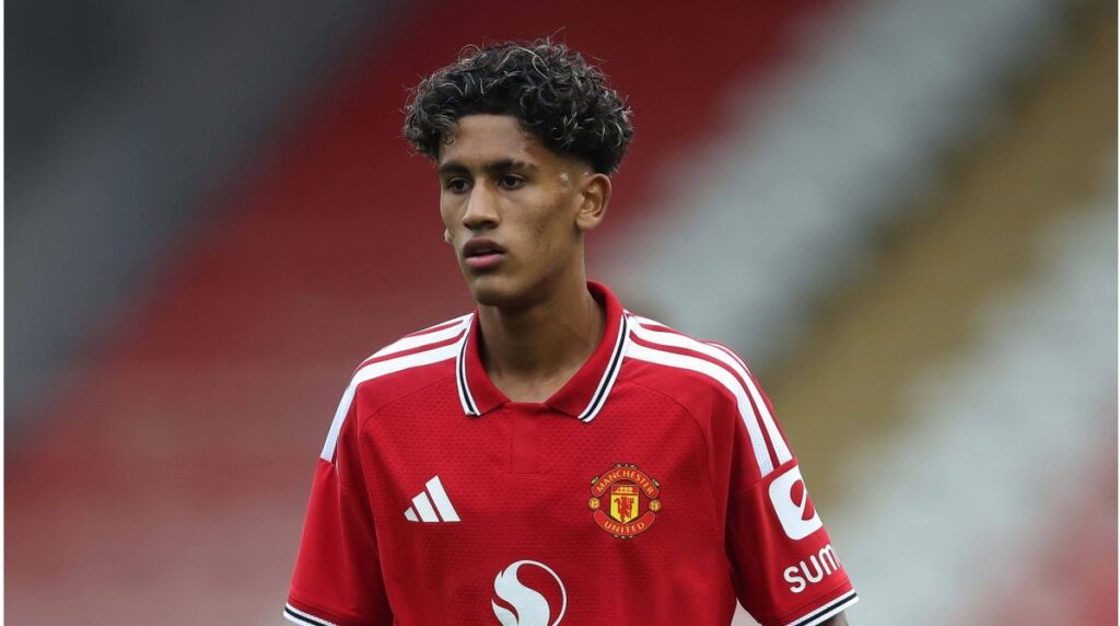 Der 16-jährige Fußballer JJ Gabriel im Trikot von Manchester United